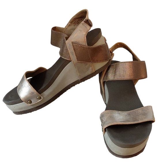 Axxiom Metallic Wedge Sandals Gold And Bronze Evian Open Toe Sandal Size 8 - Picture 11 of 11